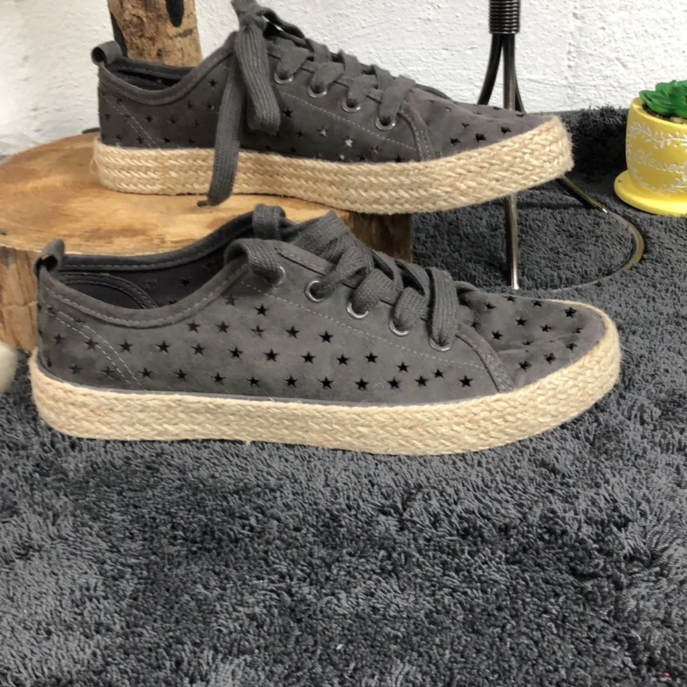 Universal thread‎ gray tennis shoes canvas
